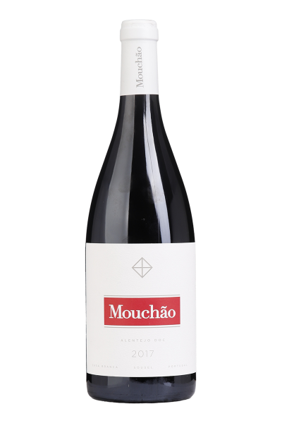 Taça de vinho tinto Mouchão 2017, garrafa de vinho português da marca Mouchão, vista frontal com rótulo detalhado.