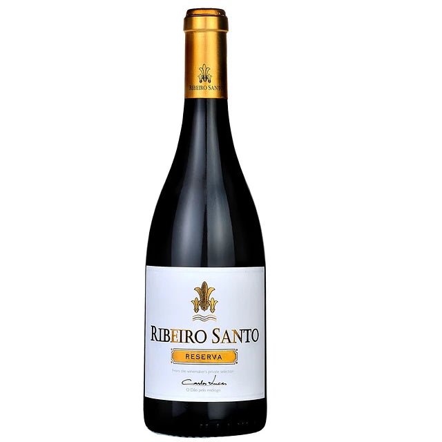 Taça de vinho tinto Ribeiro Santo Reserva 2020 da Magnum Vinhos, com garrafa ao fundo, destacando a cor e elegância do vinho.