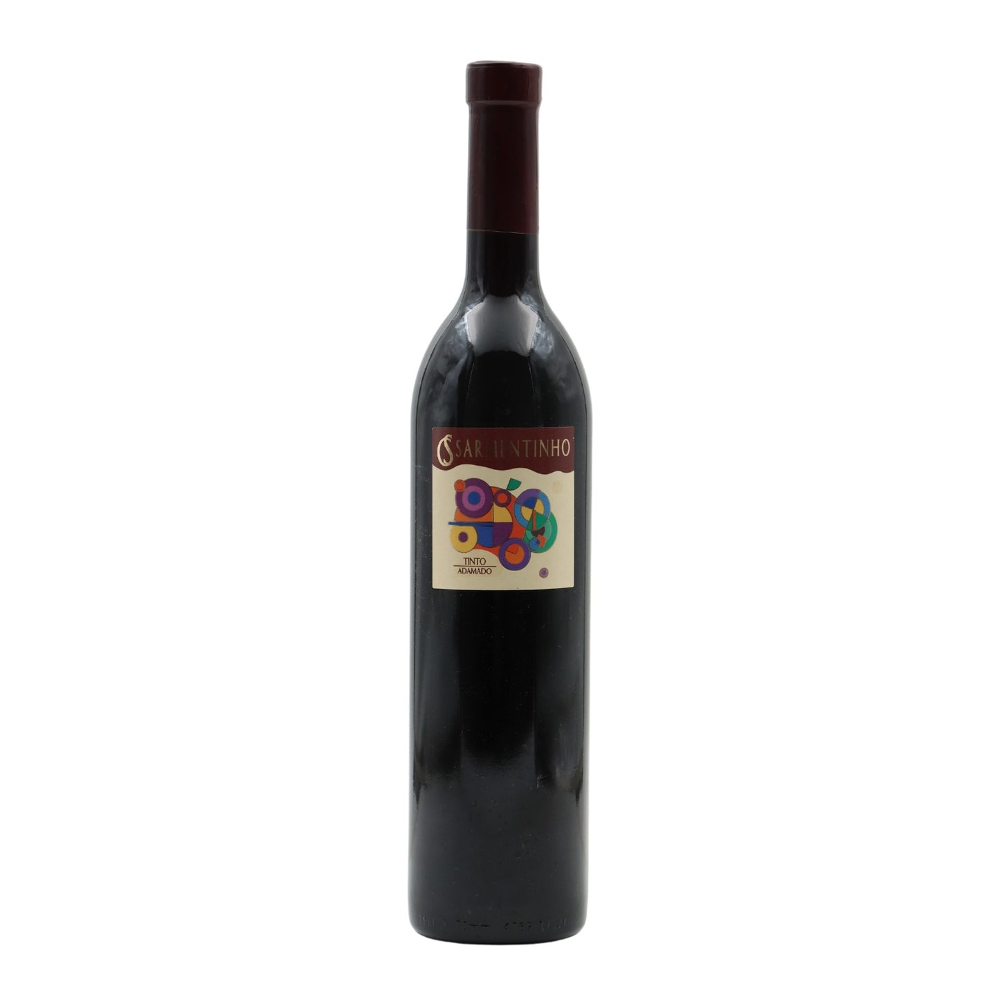 Vinho Sarmentinho Tinto da Casa de Sarmento S.A., copo com vinho tinto frisante e garrafa ao fundo.