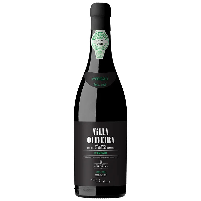Vinho Villa Oliveira Rótulo Preto 3ª Edição, Casa da Passarela, garrafa de vinho branco com rótulo preto, destaque na imagem.
