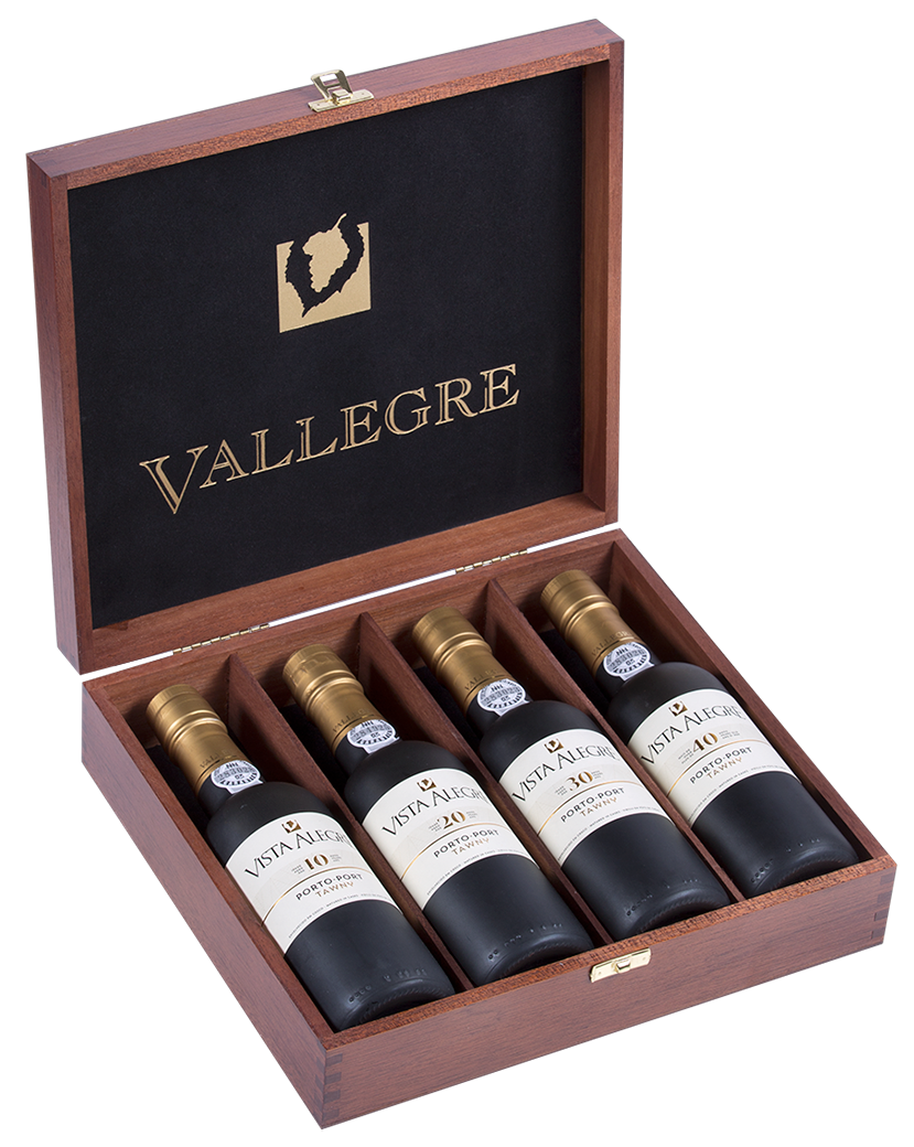 Conjunto Vista Alegre 100 anos, garrafa de vinho do Porto Vallegre, com rótulo comemorativo e taças de vidro elegante.