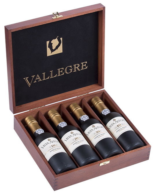 Conjunto Vista Alegre 100 anos, garrafa de vinho do Porto Vallegre, com rótulo comemorativo e taças de vidro elegante.