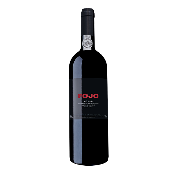 Vinho Quinta do Fojo 2013, garrafa de vinho tinto, rótulo com detalhes e cores elegantes, na imagem em fundo neutro.