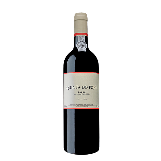 Taça de vinho tinto Quinta do Fojo, marca de vinhos, com garrafa de vinho na mesa em ambiente elegante.