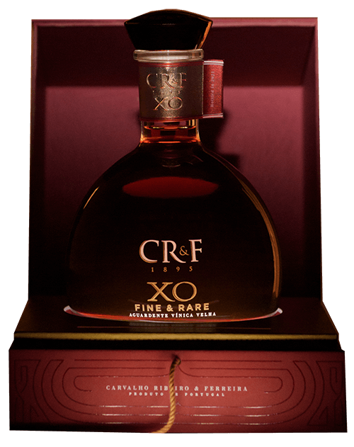 Aguardente C.R.F. XO Fine & Rare, destilado de alta qualidade, em garrafa elegante, na imagem.