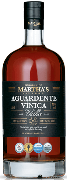 Aguardente Marthas destilado de alta qualidade, com garrafa elegante e rótulo tradicional, destaque na imagem.