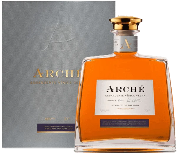 Aguardente Sobroso Arché da Herdade do Sobroso, destilado de alta qualidade, em garrafa com rótulo elegante.