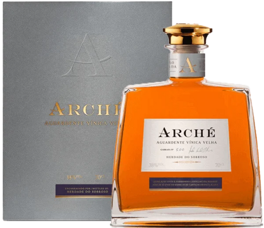 Aguardente Sobroso Arché da Herdade do Sobroso, destilado de alta qualidade, em garrafa com rótulo elegante.