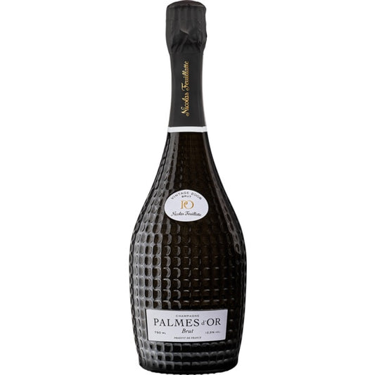 Taça de Champagne Palmes d'Or Brut com bolhas finas e colarinho dourado, destaque para garrafa e taça elegante.
