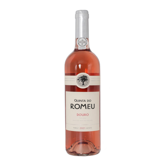 Taça de vinho rosé Quinta do Romeu com garrafa de vinho rosé Quinta do Romeu na mesa.