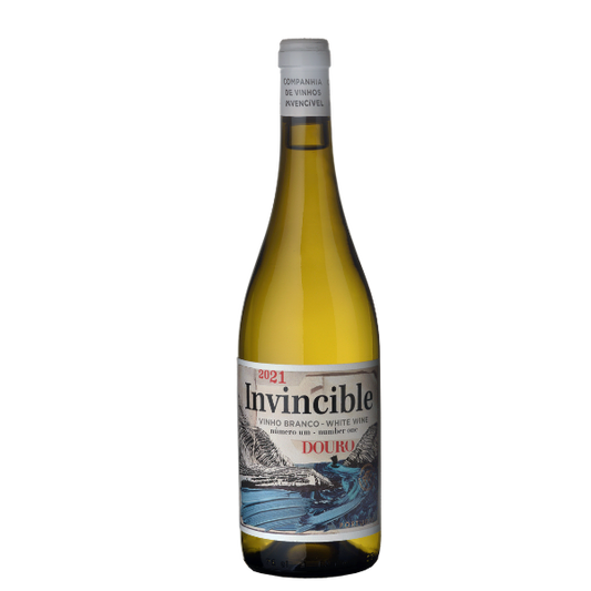 Taça de vinho branco Invencível Nº1 da Companhia de Vinhos Invencível, com garrafa de vinho branco ao fundo.