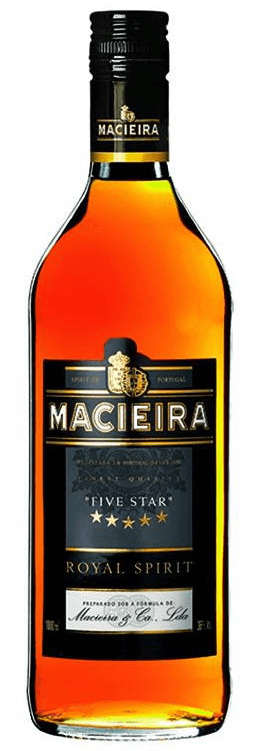 Imagem de uma garrafa de Brandy Macieira da Casa Macieira, destilado de cor dourada em vidro transparente.