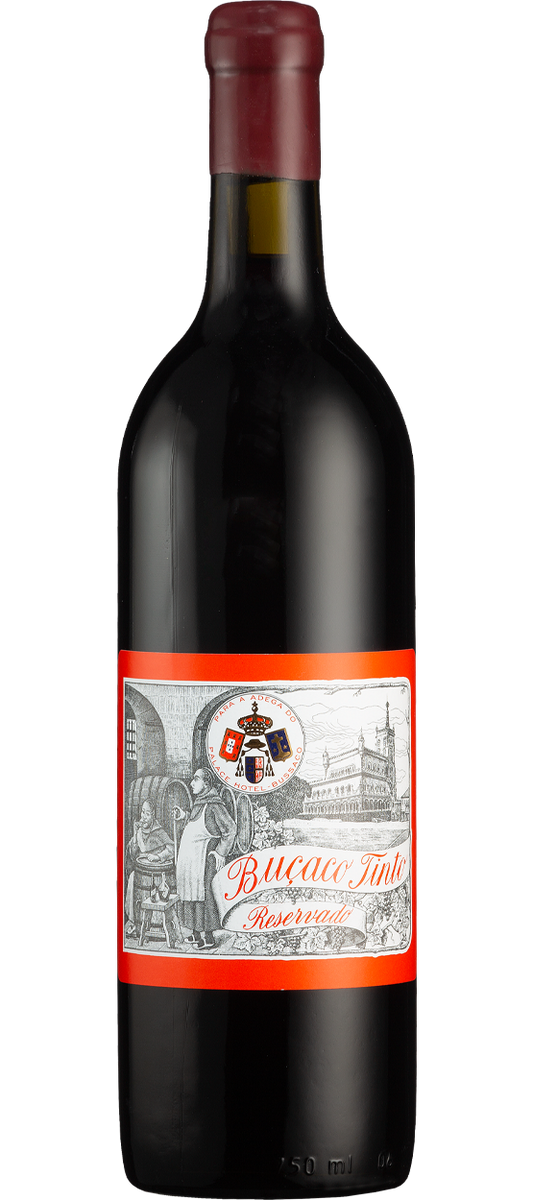 Taça de vinho tinto Bucaco com garrafa de vinho Bucaco Tinto ao fundo, destaque para a bebida e o copo de vidro transparente.