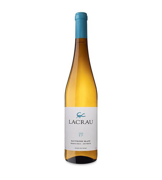 Vinho Lacrau Sauvignon Blanc da Secret Spot Wines, garrafa de vinho branco com rótulo branco e detalhes verdes sobre fundo branco
