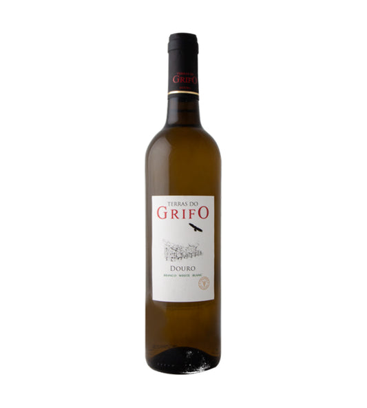 Taça de vinho branco Terras do Grifo Branco da marca Rozès, SA, com garrafa de vinho ao fundo.