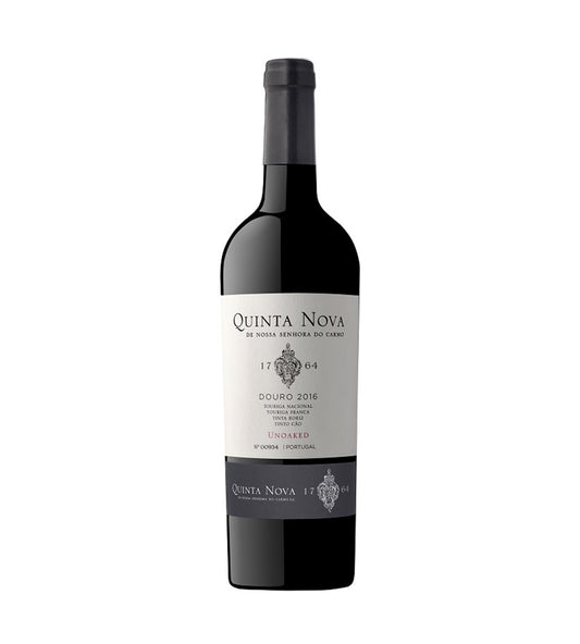 Taça de vinho tinto Quinta Nova de Nossa Senhora do Carmo, com garrafa de Quinta Nova Tinto ao fundo.
