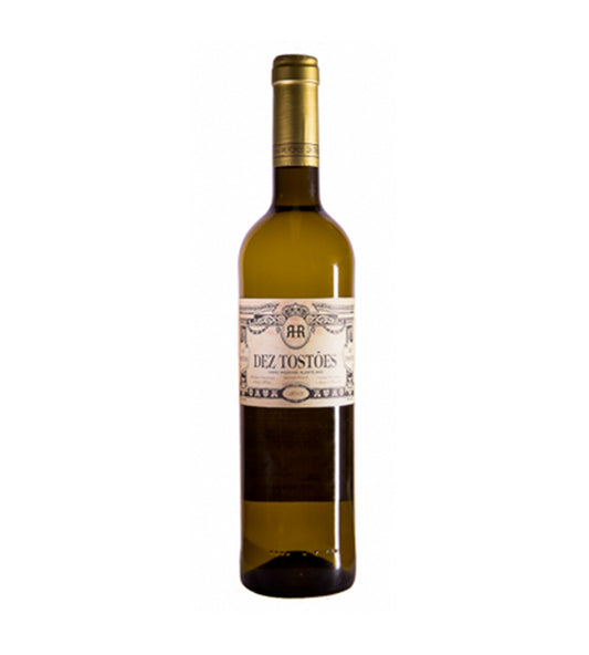 Taça de vinho branco Dez Tostões Branco da Herdade da Maroteira, com garrafa e taça de vinho em fundo branco.