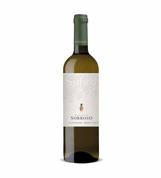 Vinho branco Sobro da Herdade do Sobroso, garrafa elegante com rótulo branco, na mesa com taças de vinho ao fundo.