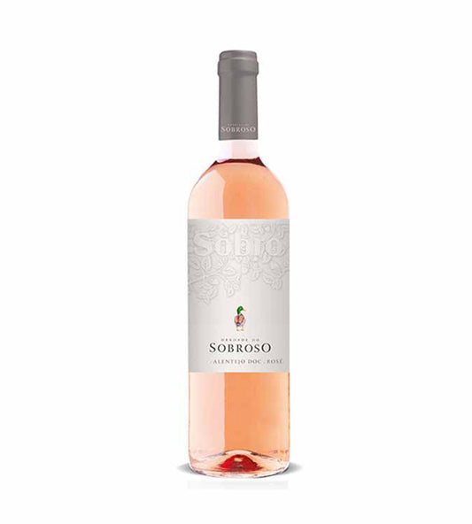 Taça de vinho rosé Herdade do Sobroso Sobro Rosé, com garrafa ao fundo, em ambiente elegante e bem iluminado.