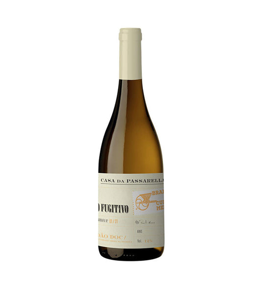 Vinho Casa Passarela Fugitivo Curtimenta Branco na garrafa, rótulo branco e elegante, para degustação ou celebração.