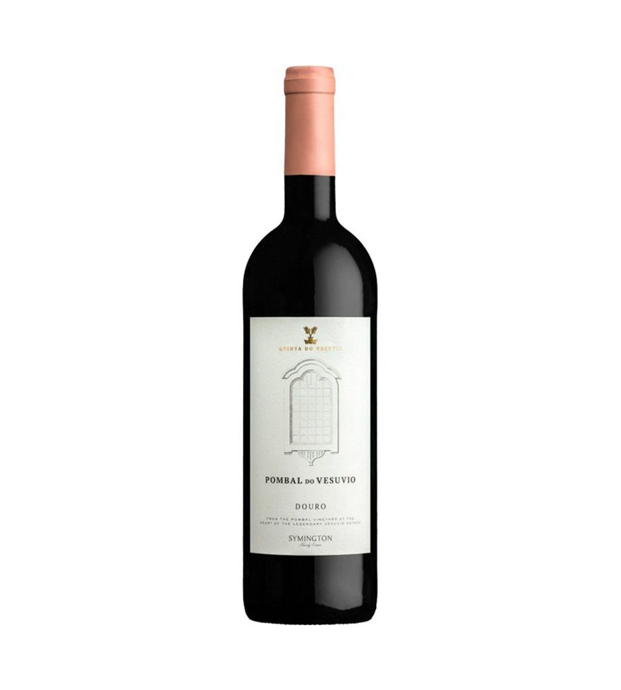 Pombal do Vesuvio da Symigton, garrafa de vinho com rótulo detalhado, em ambiente de adega ou mesa de jantar.