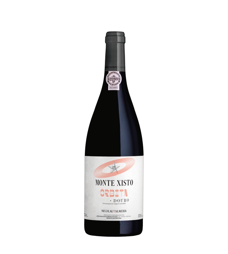 Taça de vinho tinto Quinta do Monte Xisto Orbita, vinho tinto de produção portuguesa, em garrafa com rótulo detalhado.