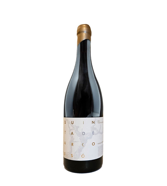 Taça de vinho tinto Quinta Arcossó Vinhas Intemporais, com garrafa e taça em destaque, ambientação elegante.