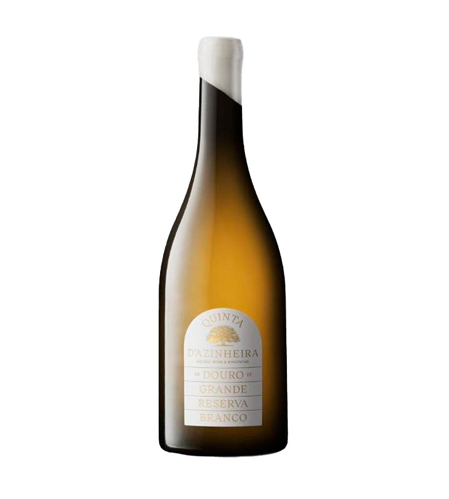 Taça de vinho branco Quinta da Azinheira Grande Reserva, garrafa de vinho branco da marca Quinta da Azinheira sobre mesa.