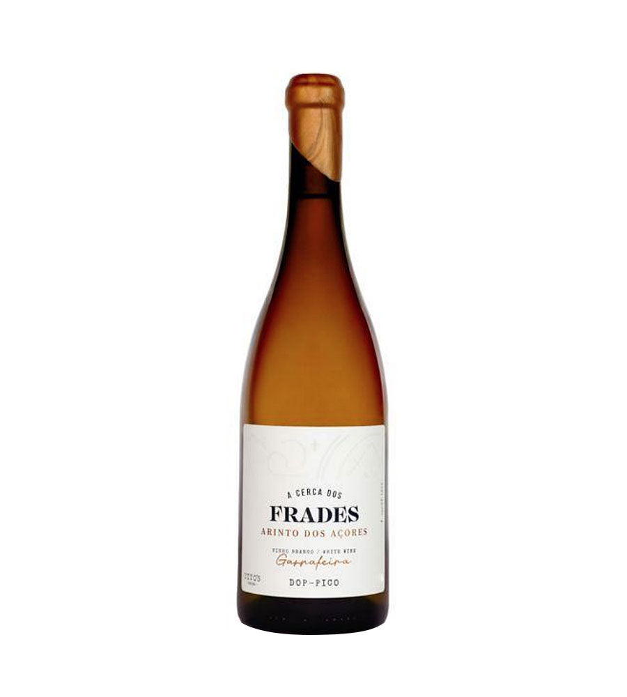 Vinho Cerca dos Frades Arinto da Sogrape, garrafa de vinho branco com rótulo elegante, destaque para a bebida na taça de vidro