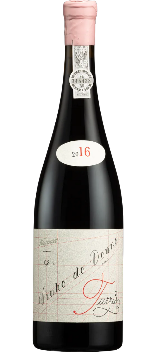 Taça de vinho Turris da Niepoort, destaque para o vinho tinto na taça de vidro transparente.