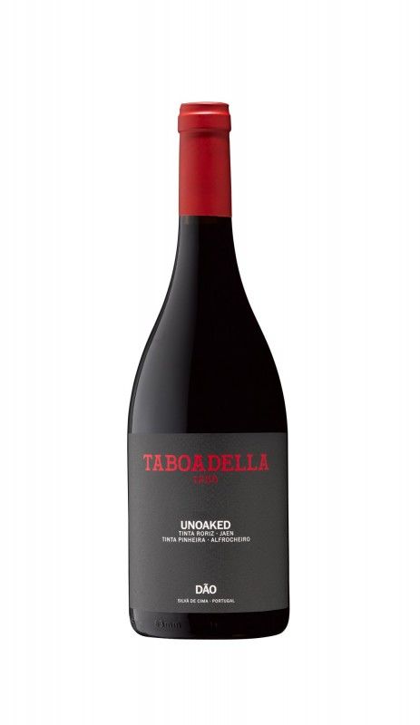 Taça de vinho tinto Taboadella Unoaked Tinto, garrafa de vinho vermelho de vidro com rótulo na mesa.