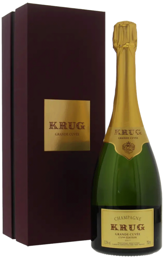 Taça de Champagne Krug Grand Cuvée Brut com garrafa de Krug, champanhe dourado e elegante em fundo branco
