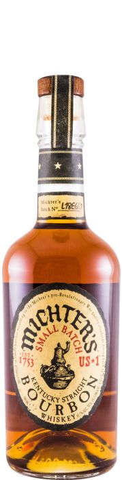 Imagem de destilados Michter's, com garrafas de uísque artesanal exibidas em uma prateleira elegante.