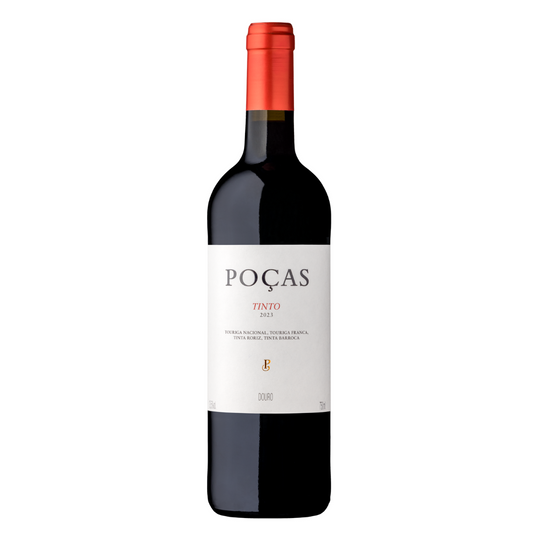Taça de vinho Poças Tinto com vinho tinto na taça, destacando a cor e o brilho do vinho Poças.