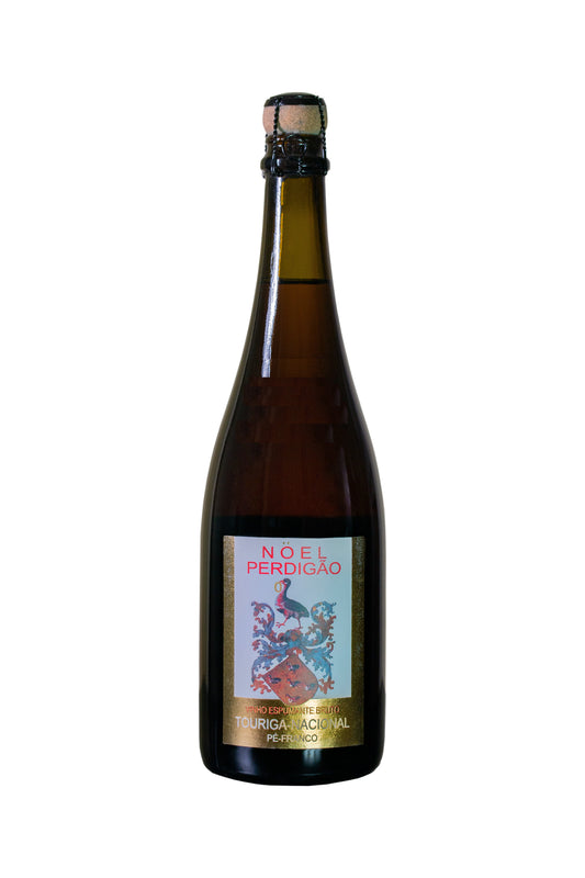 Espumante Quinta do Perdigão Bruto na garrafa, com taça ao lado, frascos de espumante brilhantes e elegante decoração.