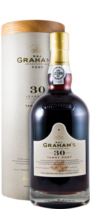 Taça de vinho do Porto Tawny 30 anos da Symington, destaque para a cor âmbar e a elegância do vinho.