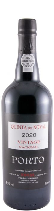 Taça de vinho do Porto Quinta do Noval Vintage 2020 com garrafa de vinho ao fundo, destaque na embalagem e rótulo.