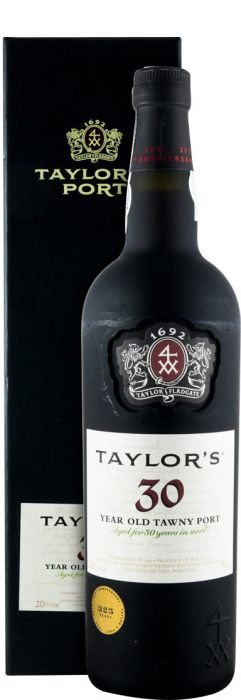 Taça de vinho do Porto Taylor's Tawny 30 Anos com vinho de cor âmbar e aroma complexo, destaque na taça de cristal.