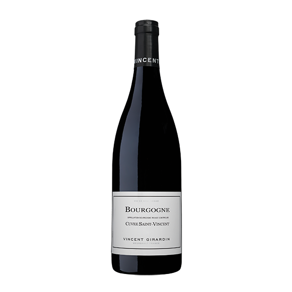 Taça de vinho tinto Vincent Girardin Pinot Noir, garrafa de vinho do mundo, destaque para rótulo e cor rubi.