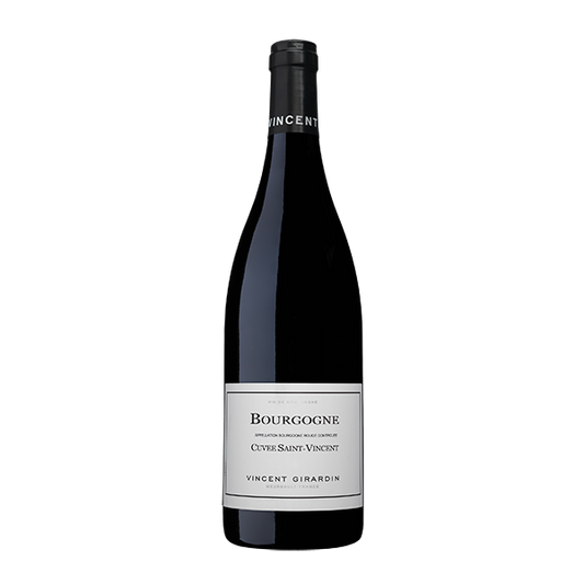 Taça de vinho tinto Vincent Girardin Pinot Noir, garrafa de vinho do mundo, destaque para rótulo e cor rubi.