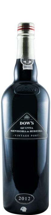 Taça de vinho do Porto Dow's Quinta Senhora da Ribeira Vintage 2012, com garrafa e taça ao fundo.