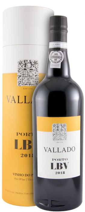Taça de vinho do Porto Quinta do Vallado LBV 2018, vinho tinto escuro e brilhante na taça.