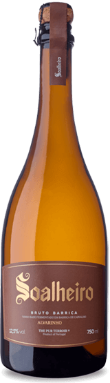Espumante Soalheiro Barrica bruto 2019, garrafa com rótulo, destaque na taça de vidro, detalhes da bebida dourada e borbulhante.