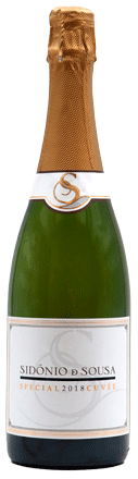 Espumante Sidonio de Sousa Special Cuvee Bruto em taça, com borbulhas e rótulo elegante, em ambiente de celebração.