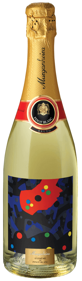 Espumante Murganheira Pinot Blanc bruto na taça, destaque para a garrafa com rótulo, fundo elegante e detalhes do espumante.