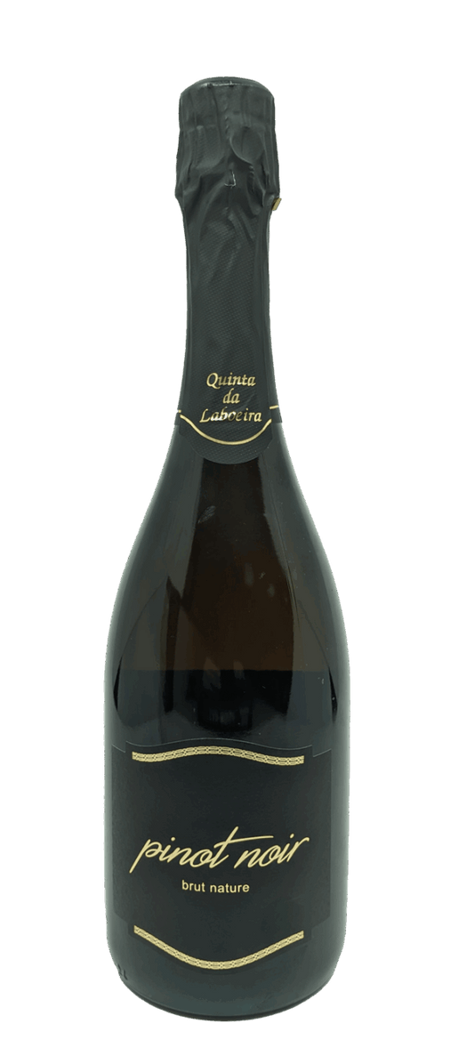 Espumante Quinta da Laboeira Pinot Noir Bruto na taça, com garrafa e detalhes da embalagem, em fundo neutro.