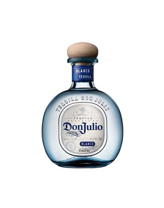 Garrafa de Tequila Don Julio Blanco, destilado claro, com rótulo azul e tampa prateada, sobre uma superfície clara.