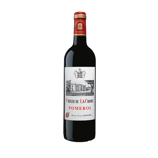 Taça de vinho tinto com garrafa de Chateaux La Croix Pomerol, vinho do mundo, fundo branco.