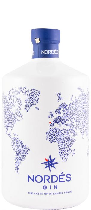 Garrafa de Gin Nordes Atlantic, destilado artesanal da Atlantic Galician Spirits, com rótulo azul e detalhes dourados.