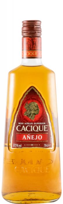 Garrafa de destilado Cacique da Destilerias Unidas, bebida alcoólica tradicional brasileira, em embalagem elegante.